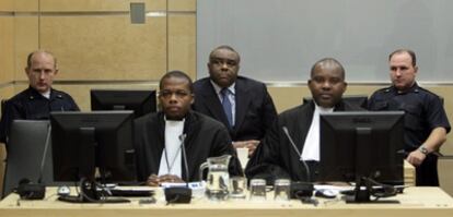 El ex vicepresidente congoleño Jean Pierre Bemba (2003-2006) entre sus abogados ante la Corte Penal Internacional que lo juzga por crímenes de guerra.