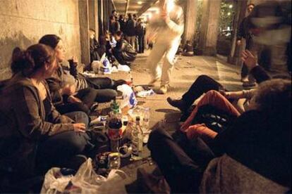 Jóvenes que practican el <i>botellón,</i> una noche en Madrid.