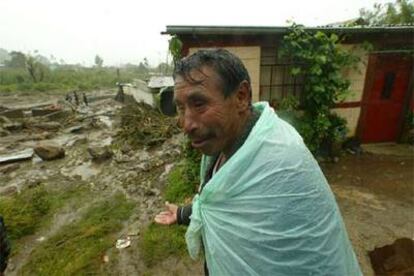Un superviviente del huracán muestra un pueblo de 30 viviendas destruido en Tecpán (Guatemala).