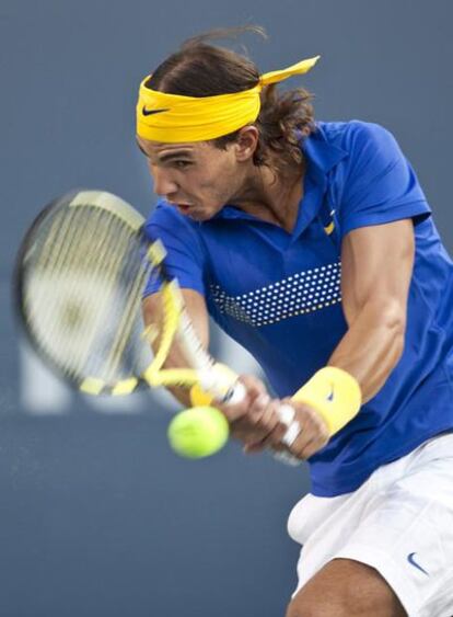 Rafael Nadal devuelve la pelota a David Ferrer.