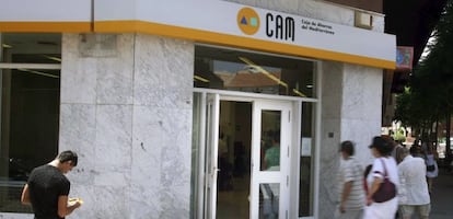 Exterior de una oficina de Caja Mediterr&aacute;neo (CAM). EFE/Archivo