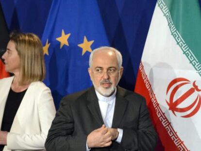  La jefa de la diplomacia de la UE, Federica Mogherini (c), el ministro iran&iacute; de Exteriores, Mohamad Yavad Zarif (d) y el secretario de Estado de Estados Unidos, John Kerry (ij) a su llegada a la sala de prensa en la que se inform&oacute; de los avances de las negociaciones sobre el programa nuclear iran&iacute;.