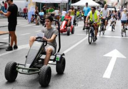 Kart a pedales y bicicletas por las calles de Murcia.