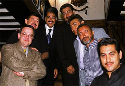 Los miembros de Los Tigres del Norte, con el escritor Arturo Pérez- Reverte, segundo por la derecha.