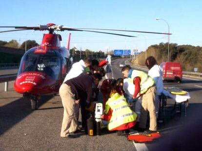 Evacuación de un joven de 21 años herido muy grave en un accidente de tráfico en la M-40 de Madrid en abril de 2004.