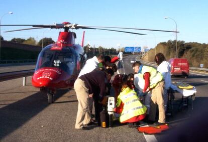 Evacuación de un joven de 21 años herido muy grave en un accidente de tráfico en la M-40 de Madrid en abril de 2004.