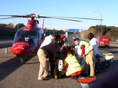 Evacuación de un joven de 21 años herido muy grave en un accidente de tráfico en la M-40 de Madrid en abril de 2004.