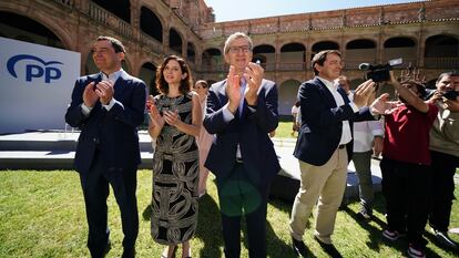 Desde la izquierda, el presidente de la Junta de Andalucía, Juanma Moreno; la presidenta de la Comunidad de Madrid, Isabel Díaz Ayuso; el presidente del Partido Popular, Alberto Núñez Feijóo, y el presidente de la Junta de Castilla y León, Alfonso Fernández Mañueco, este lunes en Salamanca.