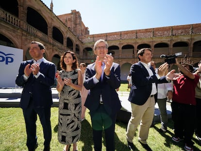 Desde la izquierda, el presidente de la Junta de Andalucía, Juanma Moreno; la presidenta de la Comunidad de Madrid, Isabel Díaz Ayuso; el presidente del Partido Popular, Alberto Núñez Feijóo, y el presidente de la Junta de Castilla y León, Alfonso Fernández Mañueco, este lunes en Salamanca.