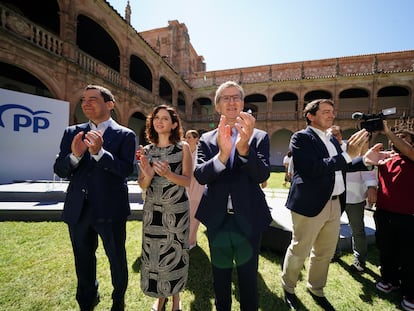 Desde la izquierda, el presidente de la Junta de Andalucía, Juanma Moreno; la presidenta de la Comunidad de Madrid, Isabel Díaz Ayuso; el presidente del Partido Popular, Alberto Núñez Feijóo, y el presidente de la Junta de Castilla y León, Alfonso Fernández Mañueco, este lunes en Salamanca.