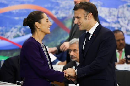 Claudia Sheinbaum saluda a Emmanuel Macron en la cumbre G-20, este lunes en Ro de Janeiro, Brasil.