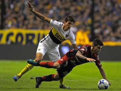 Santiago Vergini comete una falta en el partido ante Patronato.