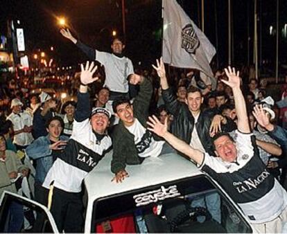 Aficionados del Olimpia festejan el éxito en Asunción.