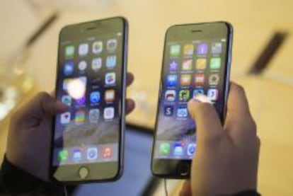 Un usuario maneja los nuevos iPhone 6 y iPhone 6 Plus.