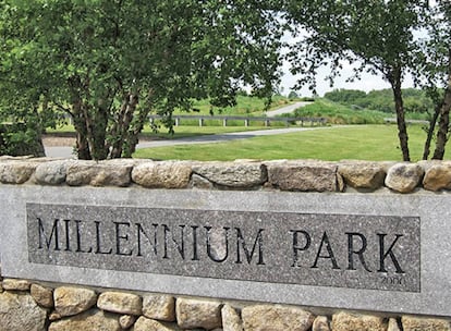 Antes conocido como el vertedero de Gardner Street, el Millennium Park de West Roxbury, ubicado en pleno Boston (EE UU), es el resultado de un programa político impulsado por el fallecido exalcalde Thomas Menino. La iniciativa, considerada el primer paso en la conversión de Boston en una de las ciudades más verdes de Estados Unidos, ambicionaba limpiar y reverdecer las principales estructuras urbanas de la ciudad. El Millennium Park, un zona de unas 40 hectáreas con vistas al 'downtown' bostoniano, dispone de campos deportivos, aulas al aire libre, anfiteatros y un camino de diez kilómetros para bicicletas, además de un embarcadero donde montarse en una canoa y navegar por el río Charles.