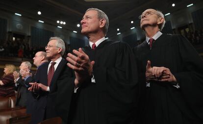 John G. Roberts, presidente del Tribunal Supremo y Stephen G. Breyer, juez asociado de la Corte, durante el discurso de Trump.