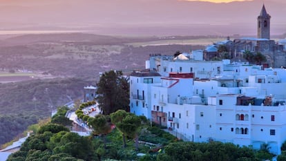 Panorámica de Vejer de la Frontera, en la provincia de Cádiz, con el campanario de la parroquia del Divino Salvador a la derecha de la imagen.
