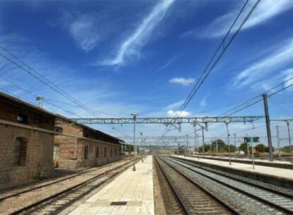 Estación de Linares-Baeza, con varias naves clausuradas junto a los andenes vacíos.