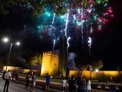 Fuegos artificiales durante la feria de Alcalá de Henares (Madrid), el miércoles.