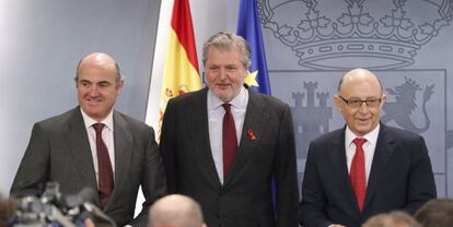 El ministro de Educaci&oacute;n, Cultura y Deporte, &Iacute;&ntilde;igo M&eacute;ndez de Vigo, junto al ministro de Econom&iacute;a, Luis de Guindos, y el ministro de Hacienda, Crist&oacute;bal Montoro.