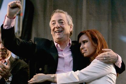 El fallecido Néstor Kirchner, junto a su esposa, Cristina Fernández, en el cierre de la campaña electoral de octubre de 2007.