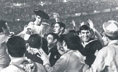 Iribar es sacado a hombros tras perder la Copa de 1966 ante el Zaragoza.