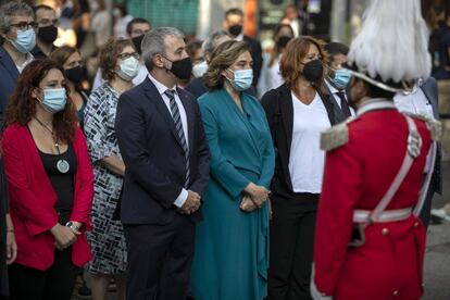 Ofrenda del Ayuntamiento de Barcelona ante el momento de Rafael Casanova, encabezada por la alcaldesa, Ada Colau (segunda por la derecha). Colau ha puesto en valor que en esta Diada los líderes del 'procés' ya están libres gracias a los indultos concedidos por el Ejecutivo central, en lo que ha calificado como “un punto de inflexión” a favor de “la desjudicialización”.