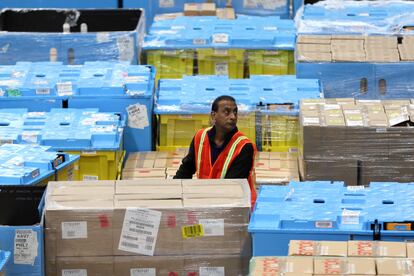 Un trabajador en un centro de distribución de Amazon en Robbinsville, Nueva Jersey, el pasado 27 de noviembre.