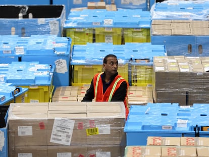 Un trabajador en un centro de distribución de Amazon en Robbinsville, Nueva Jersey, el pasado 27 de noviembre.