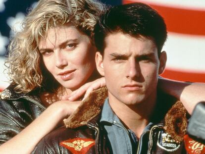 Tom Cruise, como Pete 'Maverick' Mitchell, y Kelly McGillis, como Charlotte 'Charlie' Blackwood, en una imagen promocional de 'Top Gun' (Tony Scott, 1986)