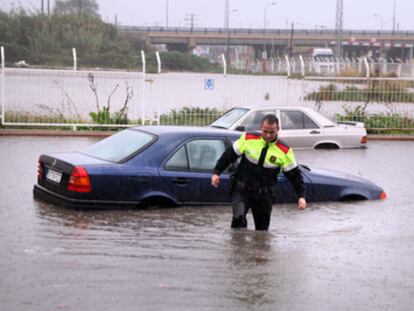 Inundaciones en algunas carreteras y zonas de Tarragona, en una foto de archivo.