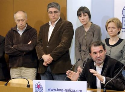 Anxo Quintana (d), acompañado por la ejecutiva del partido, durante la rueda de prensa de hoy en la que valoró el resultado de las elecciones autonómicas.