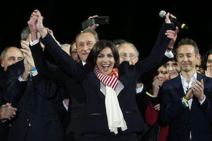 Anne Hidalgo festeja el triunfo que la convierte en alcaldesa de Par&iacute;s.
