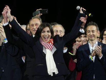 Anne Hidalgo festeja el triunfo que la convierte en alcaldesa de Par&iacute;s.