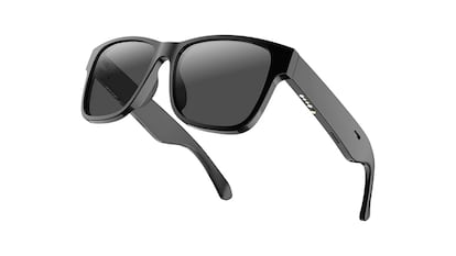 Gafas inteligentes sobre fondo blanco.