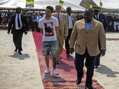 Messi, durante su visita a Gabón.