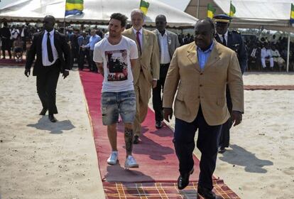 Messi, durante su visita a Gabón.