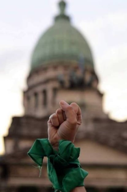 El pañuelo verde, símbolo de la lucha por el derecho al aborto legal. Al fondo, el Congreso Nacional.