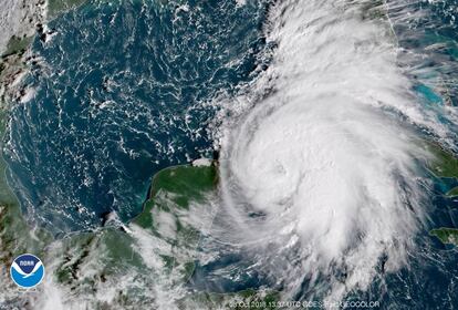 Imagen de satélite de NOAA del huracán Michael en el golfo de México