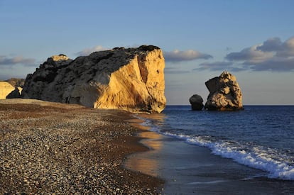 A la izquierda, la roca de Afrodita, que indica el lugar donde la diosa emergió de las aguas.