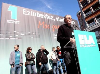 El secretario general de ELA, Adolfo Muñoz, durante el mitin que ofreció antes del inicio de la manifestación convocada por su central en Bilbao.
