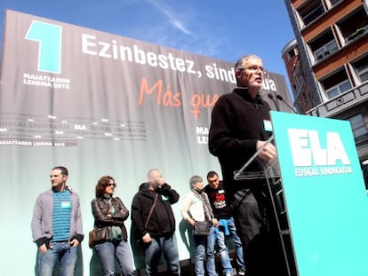 El secretario general de ELA, Adolfo Muñoz, durante el mitin que ofreció antes del inicio de la manifestación convocada por su central en Bilbao.