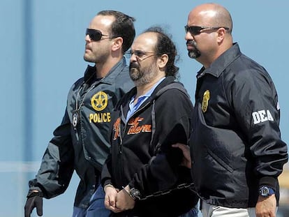 El paramilitar colombiano Rodrigo Tovar Pupo es escoltado por dos policías de la Agencia Antinarcóticos norteamericana a su llegada a Florida el pasado 13 de mayo.