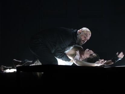 Nicola Beller Carbone y Xavier Sabata en una escena de 'Marie', estrenada ayer en el Teatro Real.