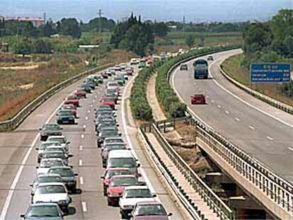 Largas colas en dirección a Barcelona, en la autopista A-7 entre Salou y Cambrils.