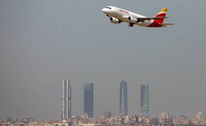 Un avi&oacute;n A330 de Iberia sobrevuela las cercan&iacute;as de Madrid.