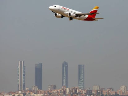 Un avi&oacute;n A330 de Iberia sobrevuela las cercan&iacute;as de Madrid.