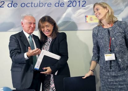 José Manuel Castelao, junto a la consejera gallega de Trabajo, Beatriz Mato (centro), y la secretaria general de Inmigración y Emigración, Marina del Corral (derecha), en un acto el martes pasado en Santiago de Compostela.