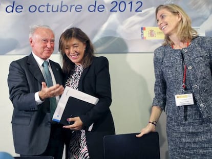 José Manuel Castelao, junto a la consejera gallega de Trabajo, Beatriz Mato (centro), y la secretaria general de Inmigración y Emigración, Marina del Corral (derecha), en un acto el martes pasado en Santiago de Compostela.