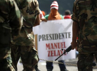 Soldados hondureños hacen frente a seguidores de Zelaya durante una protesta en Tegucigalpa.